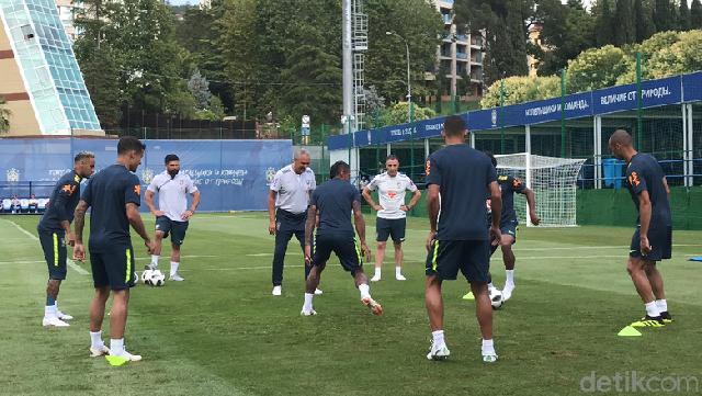 Neymar Tertatih-tatih Saat Latihan Timnas Brasil